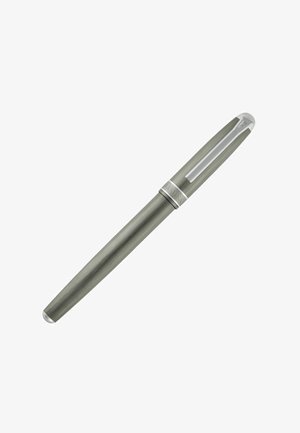 Elegante pluma estilográfica gris con clip y anillo plateados, con acabado metálico cepillado y forma cilíndrica suave.