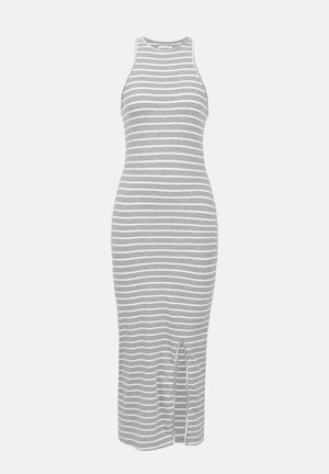 Vestido sin mangas a rayas grises con una silueta ajustada, que cuenta con una abertura lateral y está hecho de una tela suave y elástica.