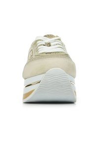 Basket beige avec une tige en suède texturé, des accents dorés brillants, des lacets blancs et une semelle blanche épaisse avec des rayures dorées et crème.