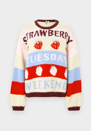 Sweter dzianinowy z wielokolorowymi paskami w odcieniach kremowym, czerwonym i niebieskim, z wzorami owoców oraz napisami "TRUSKAWKA", "WTOREK" i "WEEKEND".