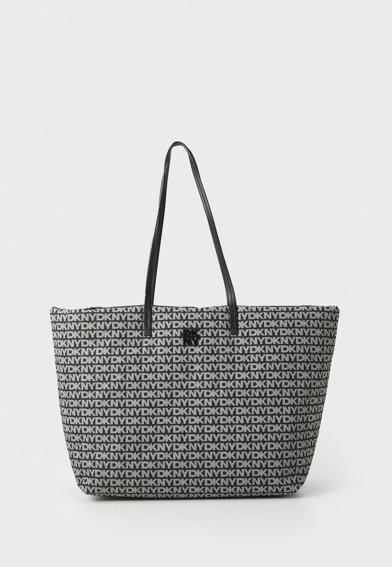 Saco tote em tecido preto e cinza com padrão de logótipos repetidos. Apresenta duas alças longas pretas e um design retangular com parte superior aberta.