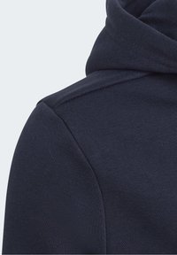 Felpa con cappuccio navy in tessuto a trama strutturata, con cuciture dettagliate sulle spalle e un cappuccio prominente, che mette in risalto il suo design casual.