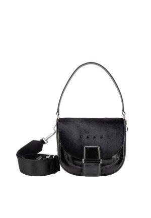 Sort læder crossbody-tasken med buet klap, magnetlås, kort håndtag og aftagelig bred skulderrem på hvid baggrund.