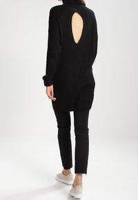MARCIANO BY GUESS Sweter