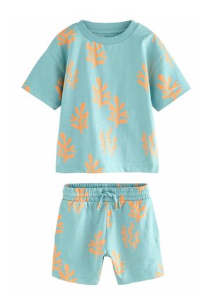 Hellblaues Baumwoll-Shortset bestehend aus T-Shirt und Shorts mit orangefarbenen Seegras-Mustern; lässige Passform; elastischer Bund an den Shorts.