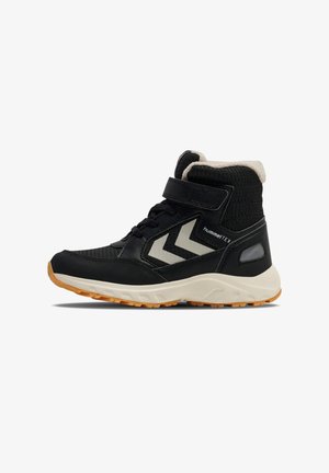 Zwarte high-top sneakers met textiel, rubberen zool, verstelbare band en witte chevronaccenten. Zachte binnenvoering voor comfort.