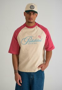 PROHIBITED - T-Shirt print - red cream Thumbnail-Bild 1