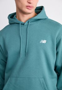 New Balance SPORT ESSENTIALS HOODIE UNISEX - Melegítőfelső - new spruce