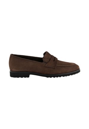 Mocassin homme en daim marron avec semelle en caoutchouc noir et bride décorative sur le dessus, présenté en profil latéral sur fond blanc.