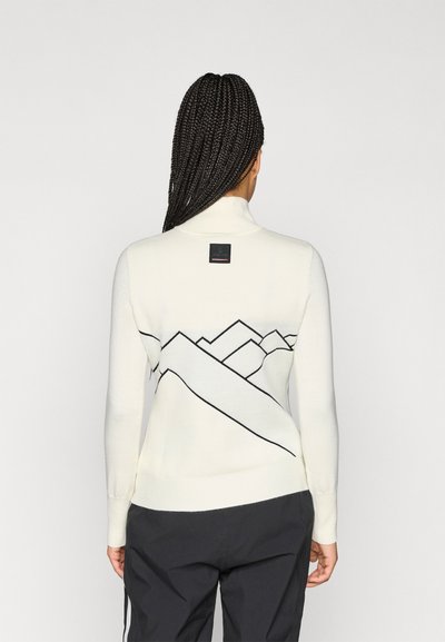Λευκό πουλόβερ με σχέδιο μαύρης ορεινής γραμμής στην πλάτη, με ψηλό λαιμό και ραμμένα μανίκια και στρίφωμα. Μαύρη ετικέτα του brand στον λαιμό.