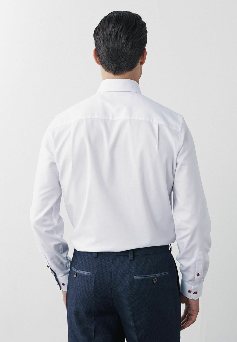 Herren Komplettanzüge | Next TRIMMED Businesshemd white burgundy red buttons/weiß - KY63636 Herren Komplettanzüge | Next TRIMMED Businesshemd white burgundy red buttons/weiß - KY63636