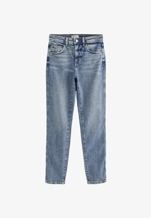 Jeans de mezclilla azul claro con un lavado ligeramente desteñido, pierna ajustada, cinco bolsillos y cierre de botón. Tejido texturizado con costuras visibles.