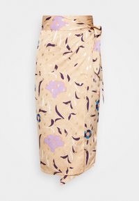 Jupe portefeuille en satin avec un fond beige, ornée de motifs floraux en bleu, violet et accents dorés, nouée à la taille avec un nœud.