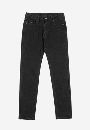 Schwarze Slim-Fit-Jeans mit klassischem Fünf-Taschen-Design, Knopf- und Reißverschluss, flach auf weißem Hintergrund liegend.