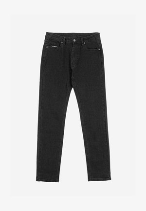 Fekete, karcsúsított farmernadrág klasszikus, öt zsebes kialakítással, gombos és cipzáras záródással, fehér háttéren szétterítve.