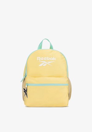 Mochila amarilla Reebok con cremallera y asa azul claro, bolsillo frontal con cremallera, bolsillos laterales de malla y logo de Reebok en el panel frontal.
