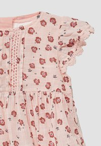 Różowa sukienka w kwiaty z małymi czerwonymi i fioletowymi kwiatami, tkanina o fakturze, marszczona spódnica oraz rękawy wykończone koronką i zapięciem na guziki z tyłu.