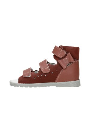 Stivale alla caviglia in suede e pelle marrone con tre cinturini in Velcro, dettagli perforati e suola in gomma bianca.