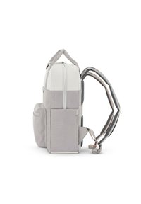 Zaino in tessuto grigio con design strutturato, dotato di un pannello superiore bianco, multiple tasche e spallacci imbottiti per il comfort.