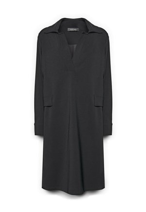 Abito nero con colletto, scollo a V profondo, maniche a tre quarti e tasche applicate frontali. Texture liscia, taglio dritto, design alla lunghezza del ginocchio.