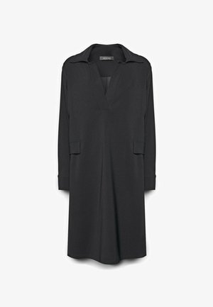 Schwarzes Kleid mit Kragen, tiefem V-Ausschnitt, dreiviertel Ärmeln und aufgesetzten Taschen vorne. Glatte Textur, gerader Schnitt, knielanges Design.