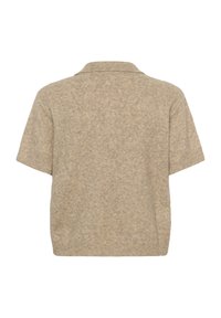 Rövid ujjú, galléros pulóver; világos bézs kötött anyag, puha tapintással; laza fazon, bordás részletekkel az alján és az ujjaknál.