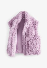 Kort lila väst med en fluffig, texturerad yta, tryckknappar och ett slätt innerfoder. Har en ficka på vänster sida.