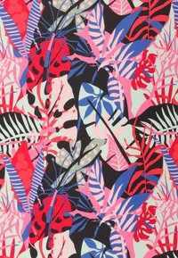 Färgglad textil med ett tropiskt bladmönster. Innehåller röda, rosa, blå och svarta blad mot en ljusgrön bakgrund. Olika bladformer och storlekar.