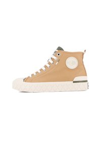 Baskets montantes kaki en toile avec une semelle en caoutchouc, des lacets blancs, des accents verts et un logo circulaire sur le côté.