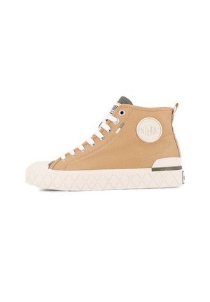 Baskets montantes kaki en toile avec une semelle en caoutchouc, des lacets blancs, des accents verts et un logo circulaire sur le côté.