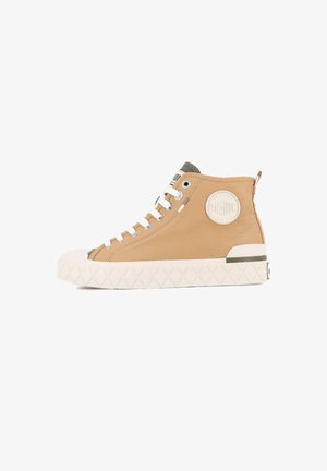 Khaki hoge sneakers gemaakt van canvas met een rubberen zool, witte veters, groene accenten en een cirkelvormig logo detail op de zijkant.