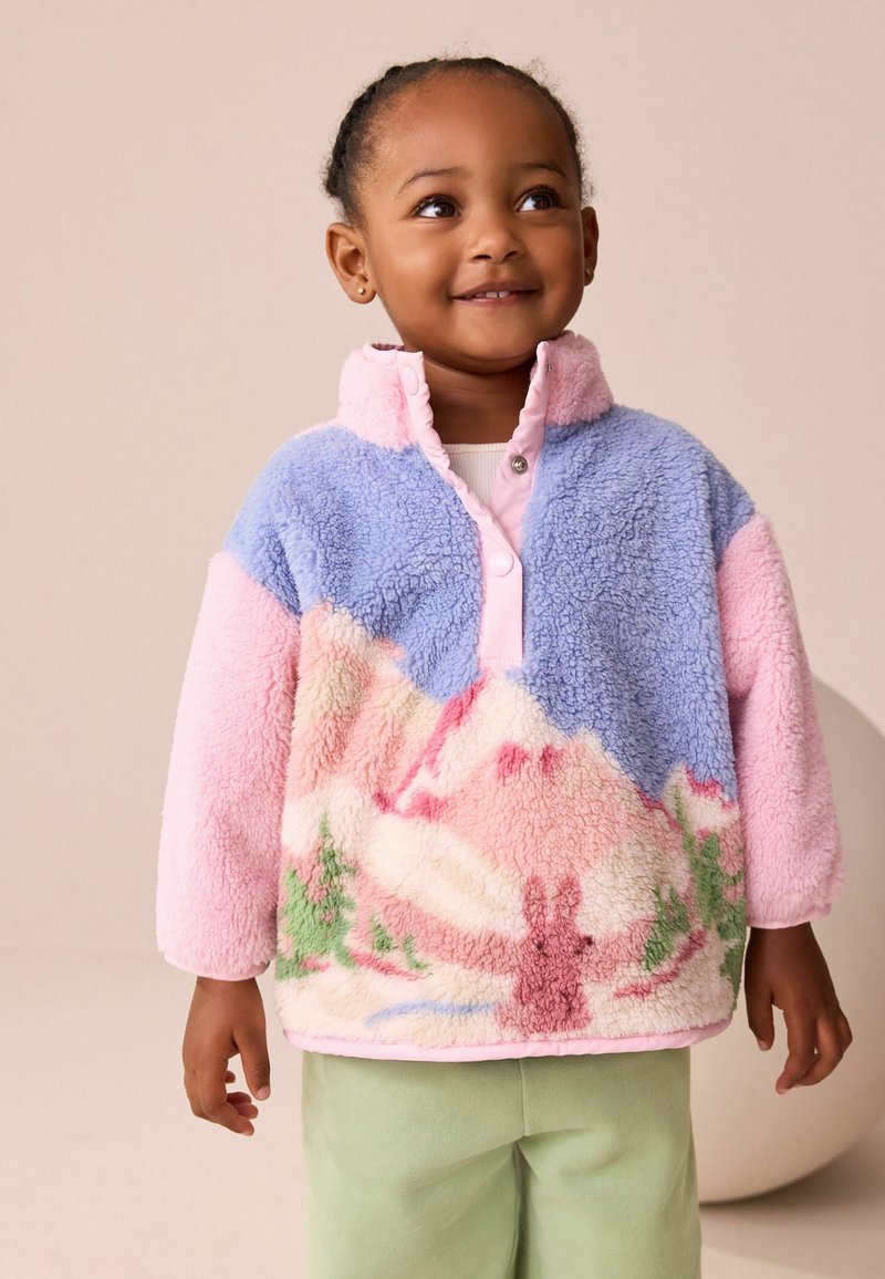 Fleece-Pullover mit blauen, rosa und cremefarbenen Abschnitten. Mit Berg- und Walddesign, hohem Kragen und Druckknöpfen. Weiche Textur.