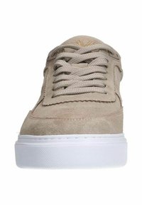 Sneaker in suede beige con suola piatta in gomma bianca, punta rotonda e lacci frontali. Presenta cuciture minime e un logo discreto.