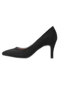 Scarpa nera in suede con punta affusolata e tacco a stiletto di altezza media, mostrata in profilo laterale su uno sfondo bianco.