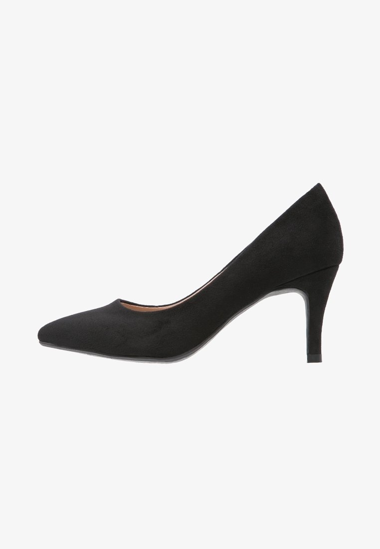 Scarpa nera in suede con punta affusolata e tacco a stiletto di altezza media, mostrata in profilo laterale su uno sfondo bianco.