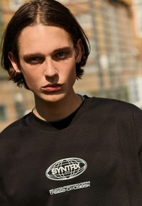 Next EDIT CROPPED FIT HEAVYWEIGHT GRAPHIC - Nyomott mintás póló - black