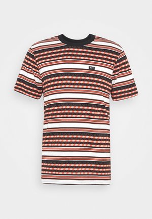 Bawełniany t-shirt z poziomymi paskami w kolorach czerwonym, czarnym i białym, z czarnym dekoltem i małą naszywką z logo na klatce piersiowej.