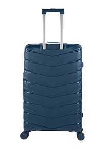 Maleta rígida de color azul oscuro, con textura en forma de chevron, asa extensible de aluminio y cuatro ruedas para facilitar la movilidad.