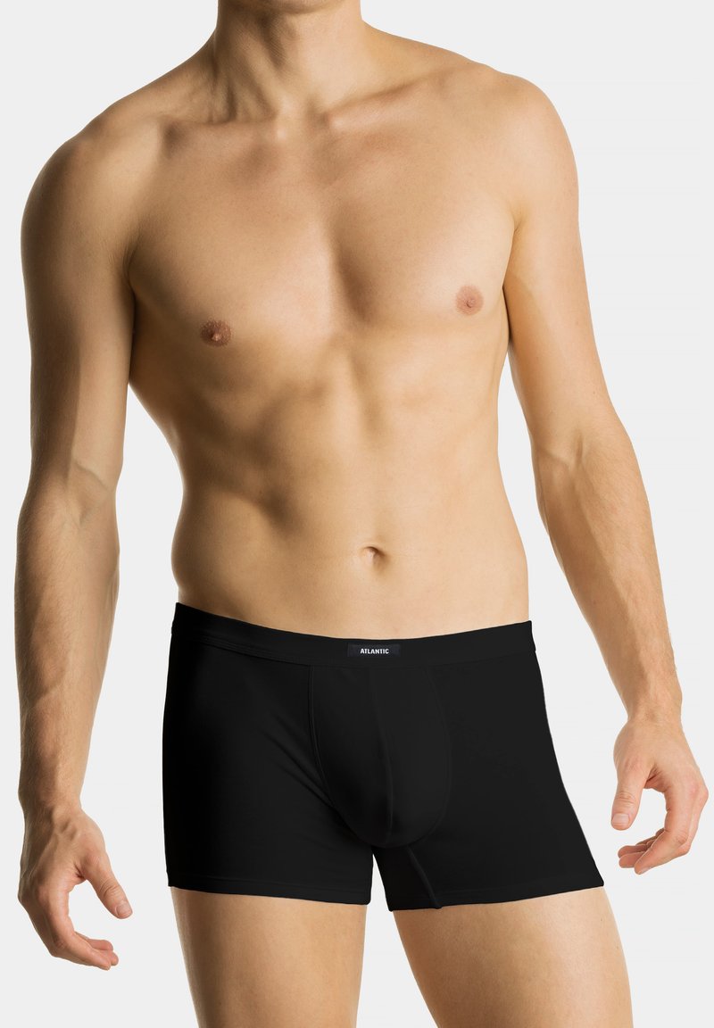 Czarne, dopasowane męskie bokserki z gładką teksturą i elastycznym paskiem w talii z nazwą marki "ATLANTIC".