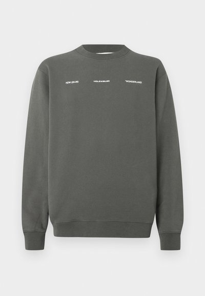 Tumši pelēks džemperis ar apaļu kaklu, garām piedurknēm un baltu tekstu: "HZW (25-26)", "HOLZWEILER" un "'WONDERLAND" uzdrukāts priekšpusē.