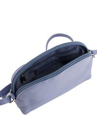 Helles blaues Leder-Crossbody-Tasche mit einem Reißverschluss. Verfügt über eine glatte Textur und mehrere Fächer für die Organisation.