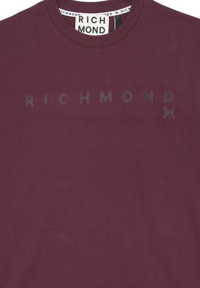 T-shirt girocollo in cotone borgogna con lettering testurizzato "RICHMOND" in un colore a contrasto, con una finitura semplice e liscia.