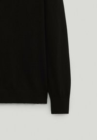 Czarny sweter dzianinowy z długimi rękawami, prążkowanymi mankietami i gładką fakturą. Prosty design bez widocznych wzorów lub akcentów.