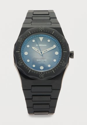 Schwarze Metallarmbanduhr mit blauem Zifferblatt, weißen Stundenmarkierungen, drehbarer Lünette und Metallgliedband, die die Uhrzeit 10:10 anzeigt.