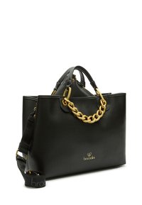 Borsa a tracolla in pelle nera con finitura testurizzata, accentuata da una catena dorata, manici superiori e tracolla removibile. Presenta il logo in oro alla base.
