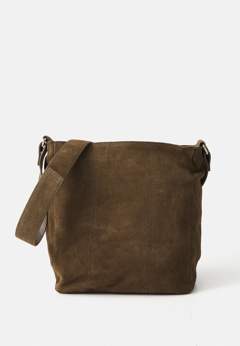 Bolso de hombro de ante marrón con forma plana, correa ajustable y detalles de costura vertical. Presenta un acabado suave y texturizado.