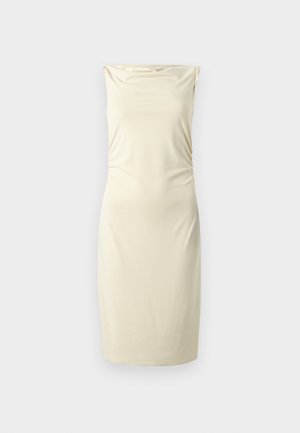 Bezrukávové béžové šaty po kolená s nariaseným detailom v páse a vysokým, mierne splývavým výstrihom.