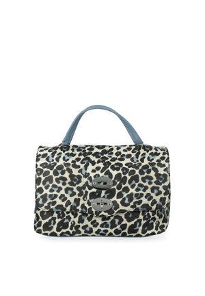 Borsa con stampa leopardata nera e grigia, manico in pelle blu e due chiusure a vite argentate sulla patta frontale.