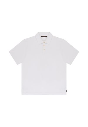 Biała koszulka polo z krótkim rękawem, kołnierzykiem i trzema beżowymi guzikami, rozłożona na płasko na białym tle.