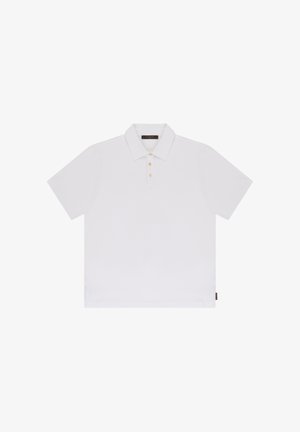 Biała koszulka polo z krótkim rękawem, kołnierzykiem i trzema beżowymi guzikami, rozłożona na płasko na białym tle.